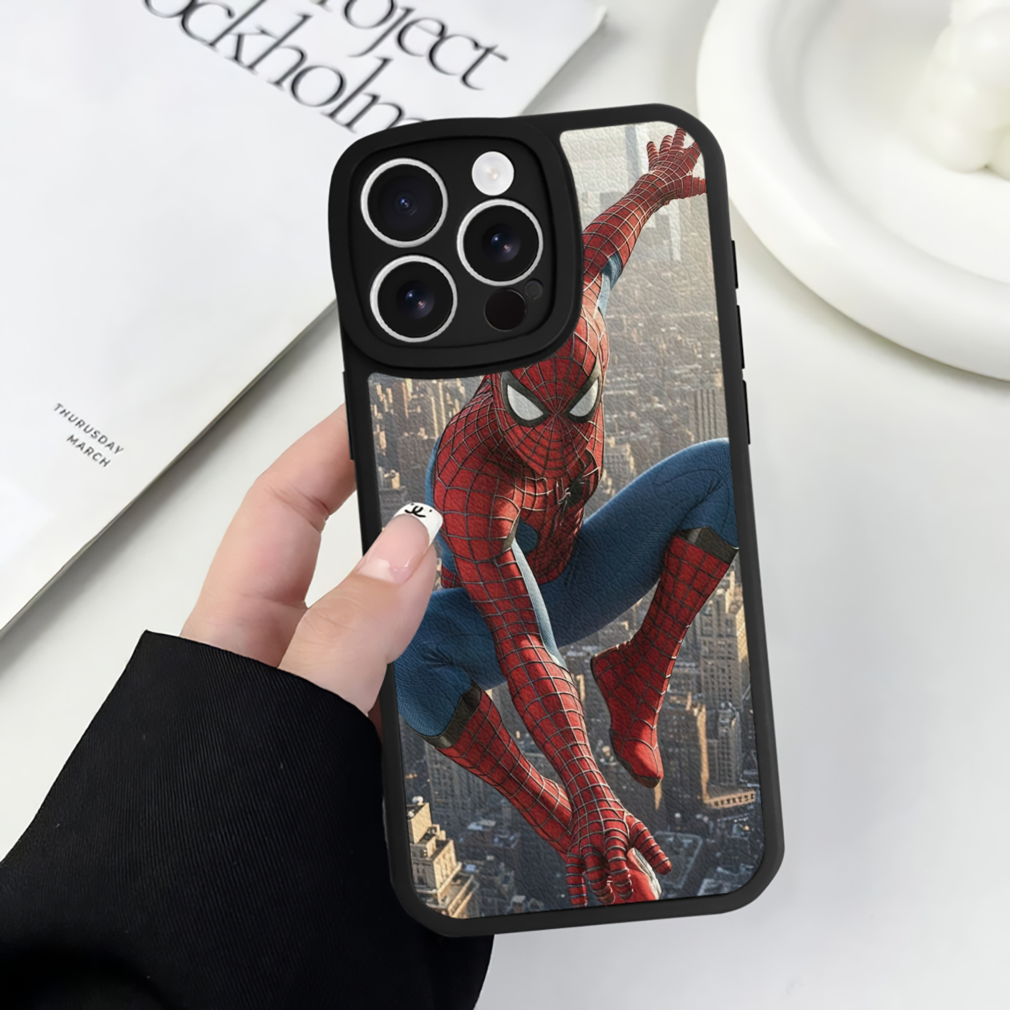 Spider Man スパイダーマン 【iPhone 16シリーズ対応】シリコンスマホケース（レザー調） 材質：シリコン